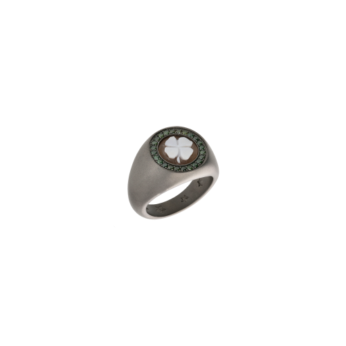ANELLO CHEVALIER IN TITANIO SABBIATO CON DIAMANTI VERDI E CAMMEO QUADRIFOGLIO - SAN5QDVE
