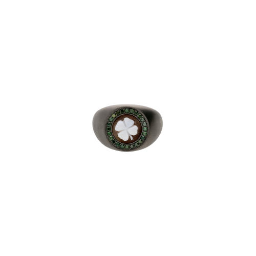ANELLO CHEVALIER IN TITANIO SABBIATO CON DIAMANTI VERDI E CAMMEO QUADRIFOGLIO - SAN5QDVE
