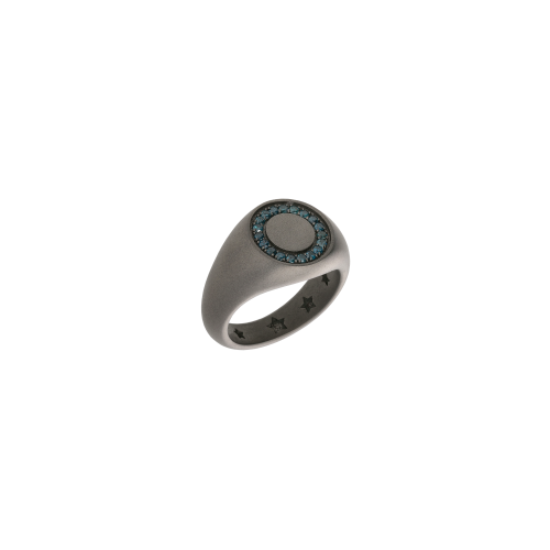 ANELLO CHEVALIER IN TITANIO SABBIATO CON CONTORNO DI DIAMANTI BLU - SAN4CODBL