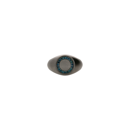 ANELLO CHEVALIER IN TITANIO SABBIATO CON CONTORNO DI DIAMANTI BLU - SAN4CODBL