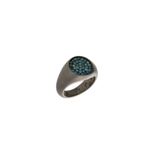 ANELLO CHEVALIER IN TITANIO SABBIATO CON PAVÉ DI DIAMANTI BLU - SAN4PADBL