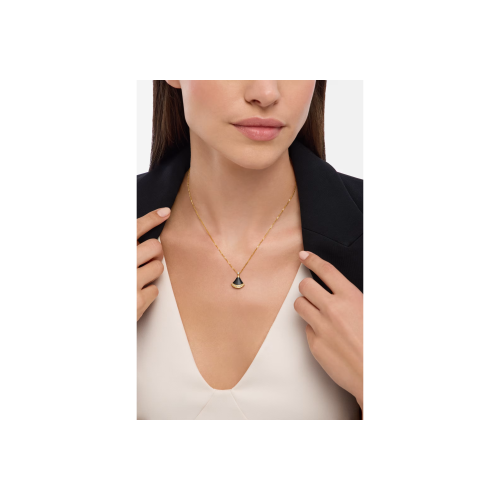 Accedi al prodotto correlato Bulgari COLLANA DIVAS' DREAM IN ORO ROSA CON ONICE E PAV&Eacute; DI DIAMANTI - CL860377