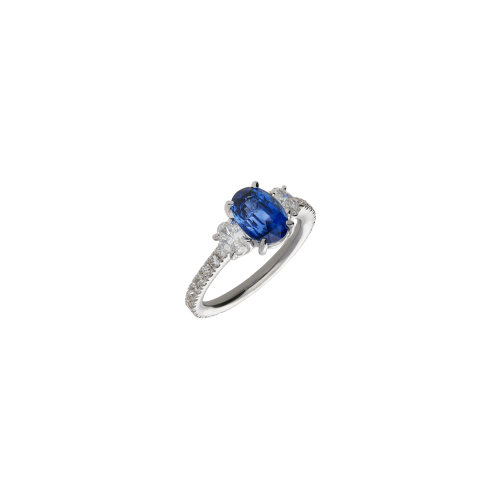 ANELLO IN ORO BIANCO CON ZAFFIRO CENTRALE, DIAMANTI LATERALI E SUL GAMBO - 000-4888NS