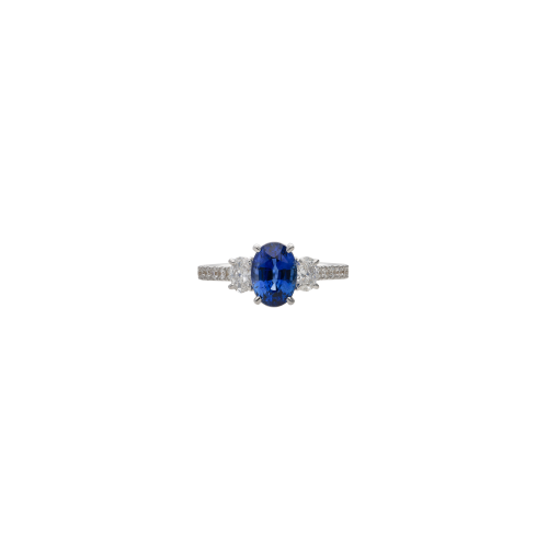 ANELLO IN ORO BIANCO CON ZAFFIRO CENTRALE, DIAMANTI LATERALI E SUL GAMBO - 000-4888NS