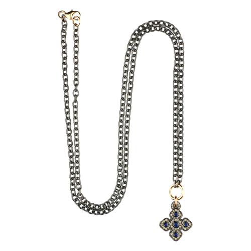 Collana con ciondolo croce in oro brunito, diamanti brown e zaffiri blu