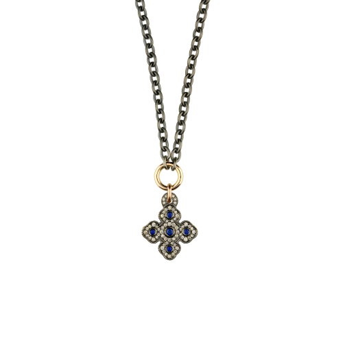 Collana con ciondolo croce in oro brunito, diamanti brown e zaffiri blu