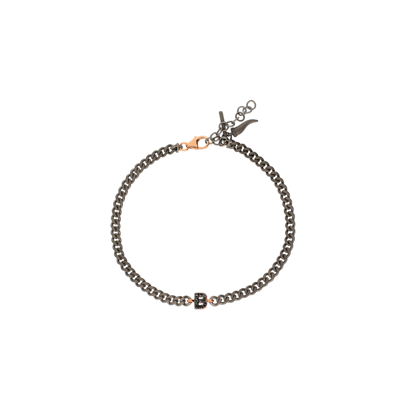 Mano | J . | BRACCIALE CON CATENA GROUMETTE IN TITANIO, LETTERA B IN ORO ROSA E DIAMANTI  NERI - KATBRRGBBGROUM_B - KATBRRGBBGROUM_B (1)