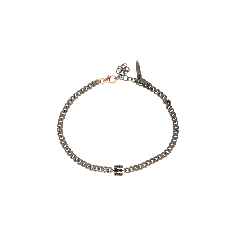 Mano | J . | BRACCIALE CON CATENA GROUMETTE IN TITANIO, LETTERA E IN ORO ROSA E DIAMANTI  NERI - KATBRRGBBGROUM_E - KATBRRGBBGROUM_E (1)