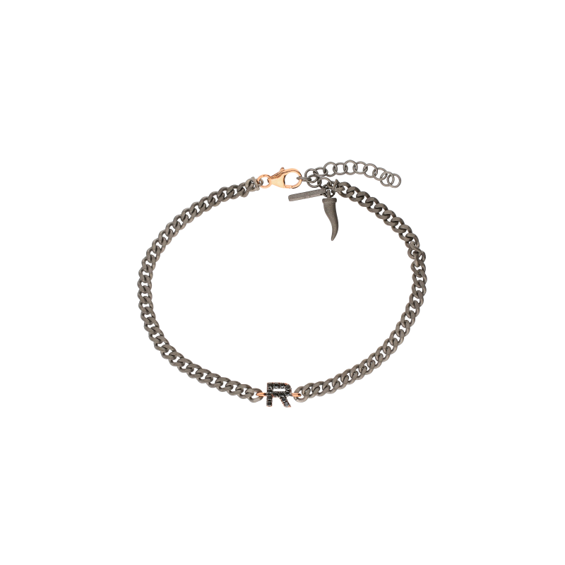 Mano | J . | BRACCIALE CON CATENA GROUMETTE IN TITANIO, LETTERA R IN ORO ROSA E DIAMANTI  NERI - KATBRRGBBGROUM_R - KATBRRGBBGROUM_R (1)